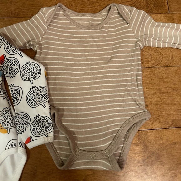 Lot of 4 long sleeve onesies size 3 months ish - Picture 7 of 9